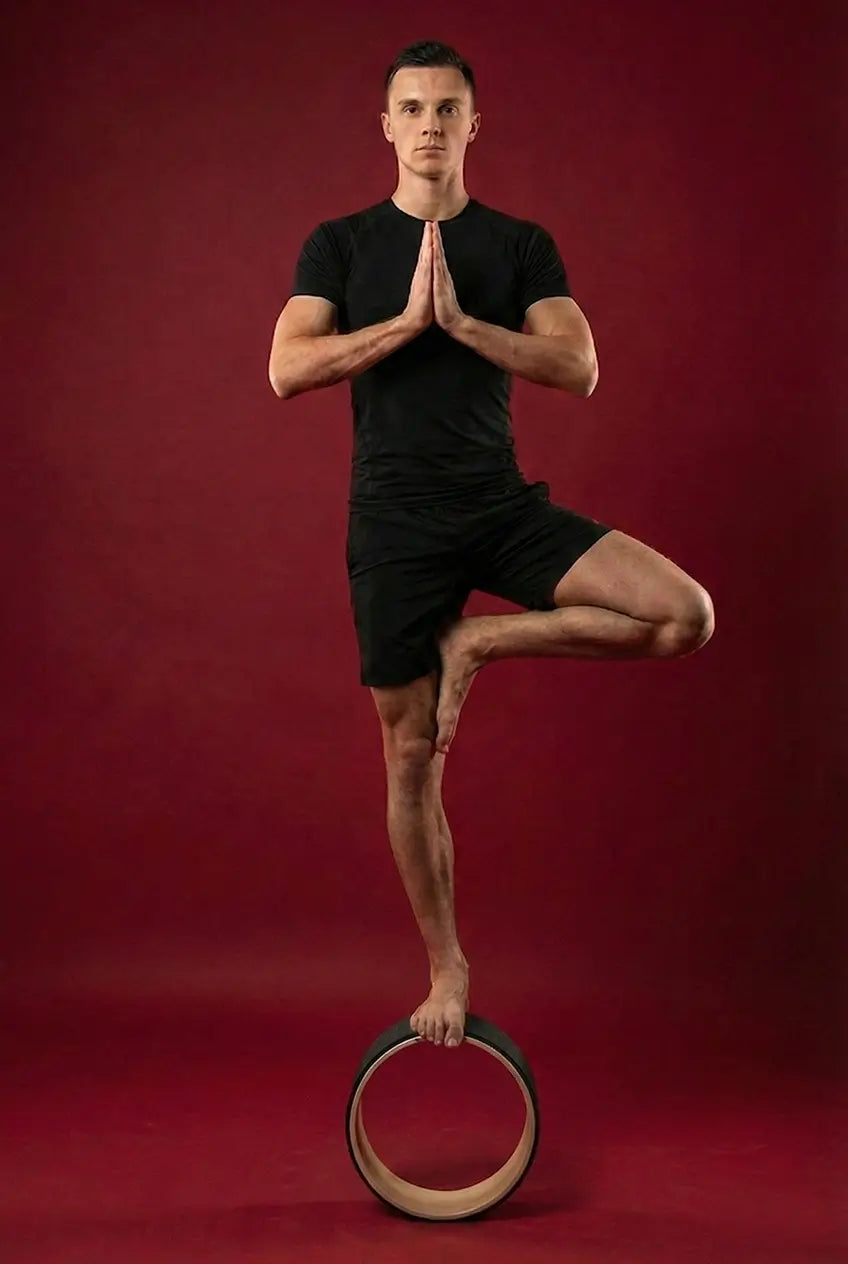 YoWhee Yoga Rad Übung im Studio Mann Einbeinig stehend - YoWhee.at Onlineshop
