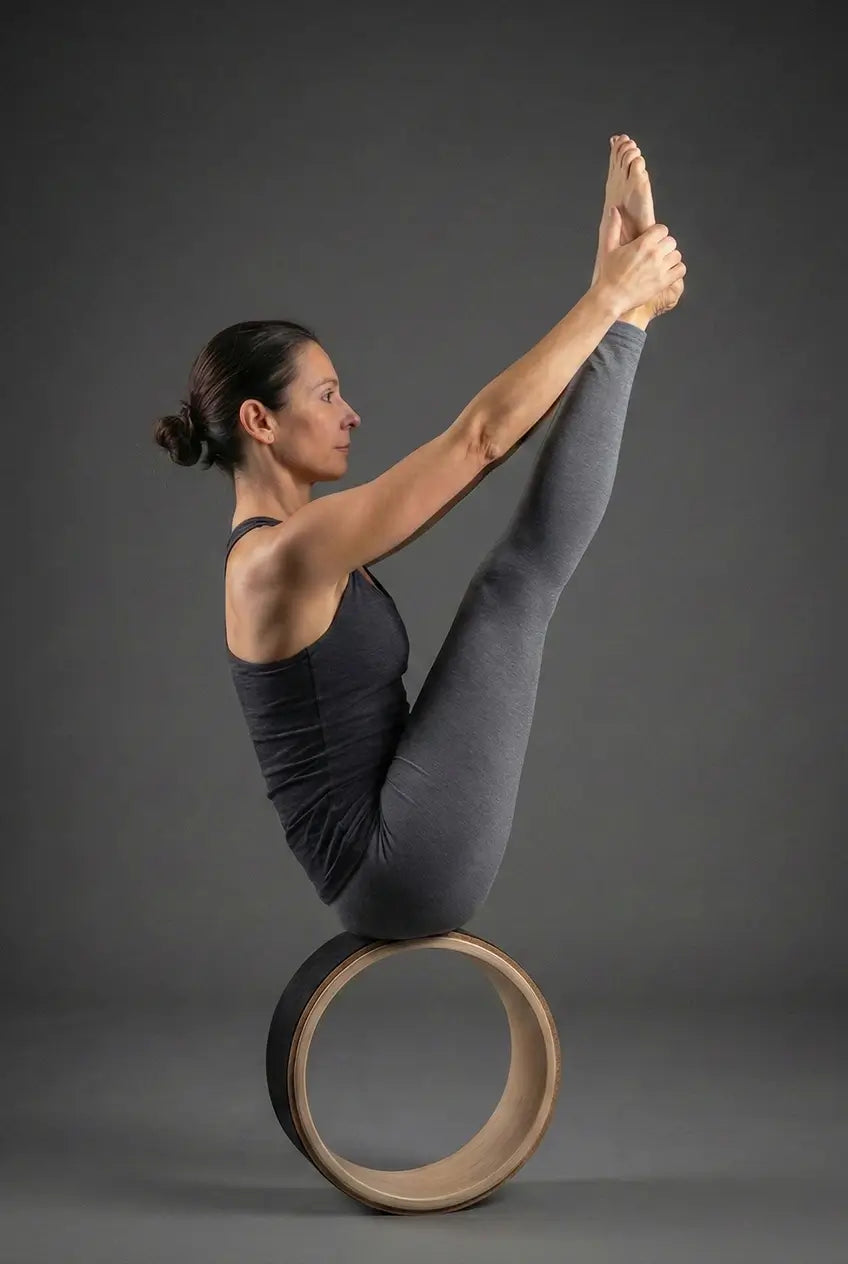 YoWhee Yoga Rad Übung im Studio Frau Füße haltend - YoWhee.at Onlineshop